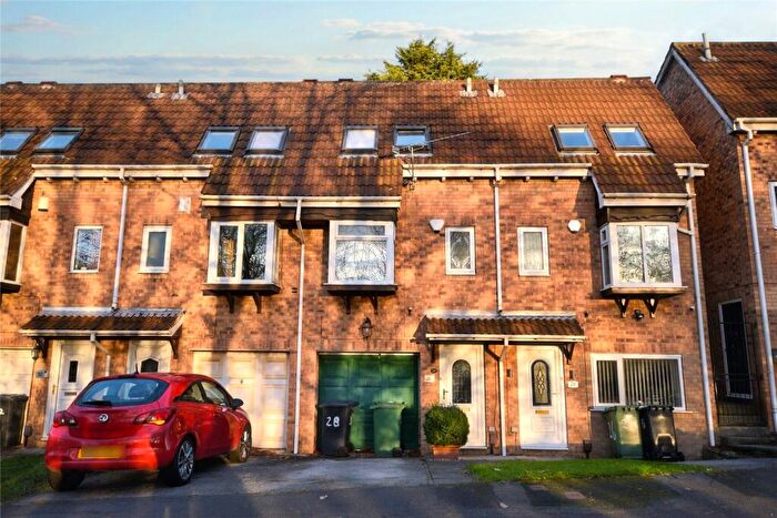 2 Bedroom Town House To Rent In Granny Lane, Leeds, West Yorkshire, LS12