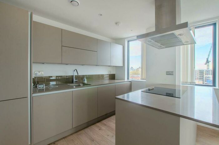 3 Bedroom Flat To Rent In Williamsburg Plaza, Canary Wharf, London, E14