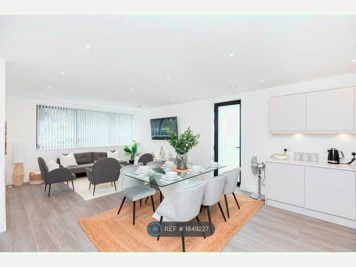 3 Bedroom Flat To Rent In Carbery Avenue, Bournemouth, BH6