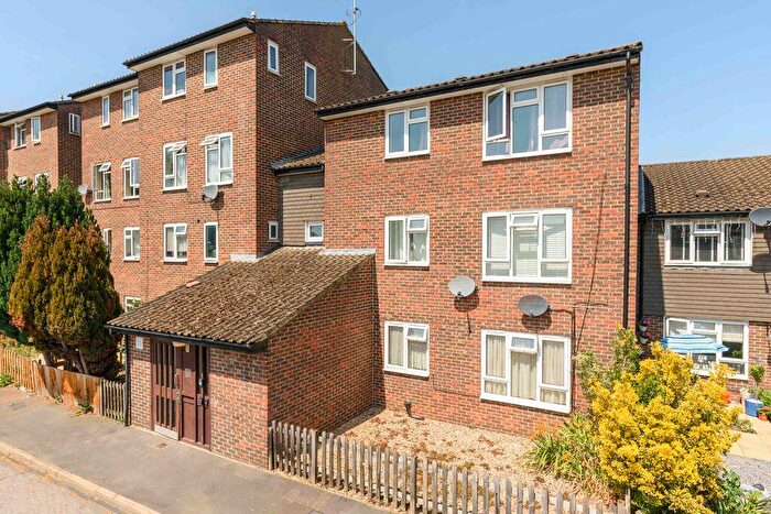 2 Bedroom Flat For Sale In Newark Court, Walton-On-Thames, KT12