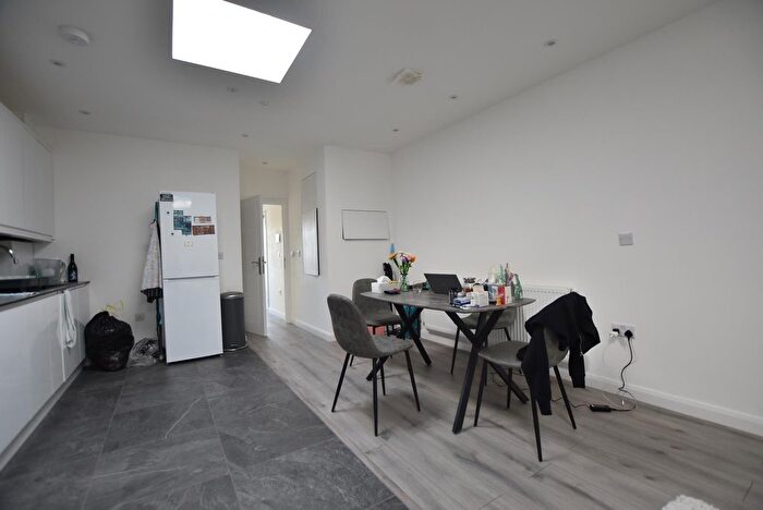 2 Bedroom Flat To Rent In Regents Park Road, London, N3