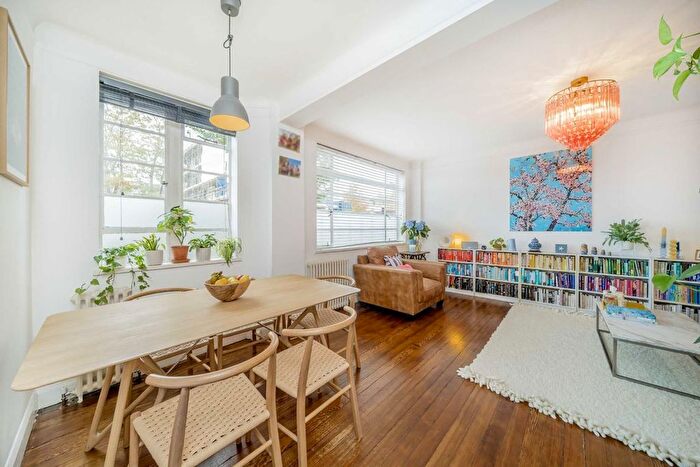 3 Bedroom Maisonette For Sale In Balham High Road, Balham, SW17