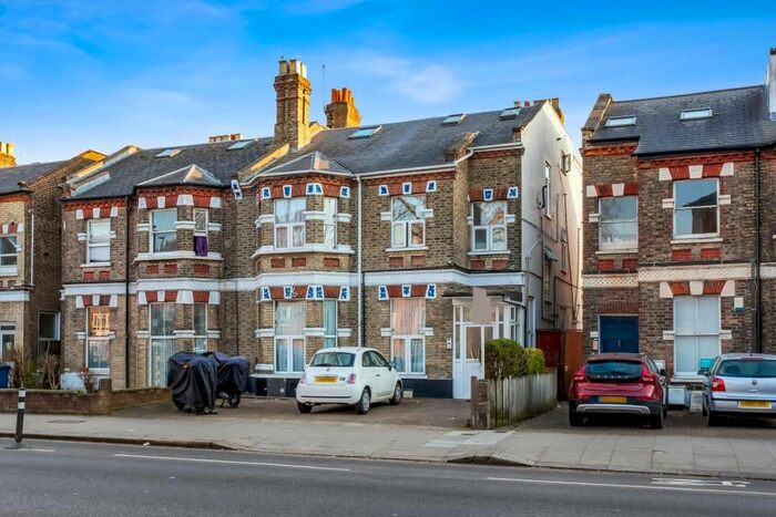 3 Bedroom Flat To Rent In The Vale, London, W3