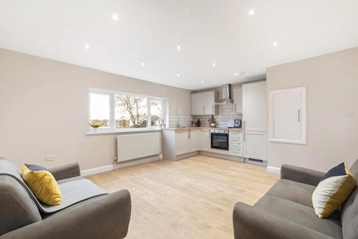 2 Bedroom Flat To Rent In Lidgett Lane, Leeds, LS17