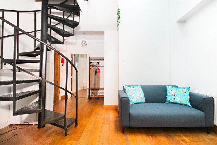 2 Bedroom Flat To Rent In Newington Green Road, London, N1