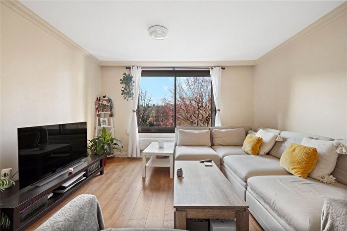 2 Bedroom Flat To Rent In Lorne Gardens, Holland Park, London, W11