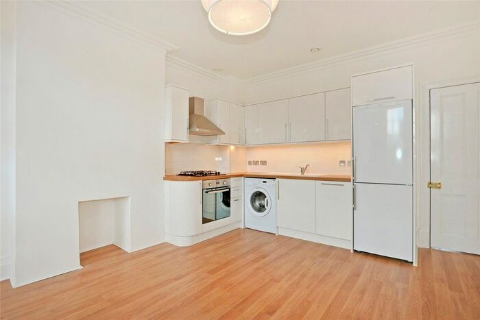 3 Bedroom Flat To Rent In Durnford Street, London, SE10