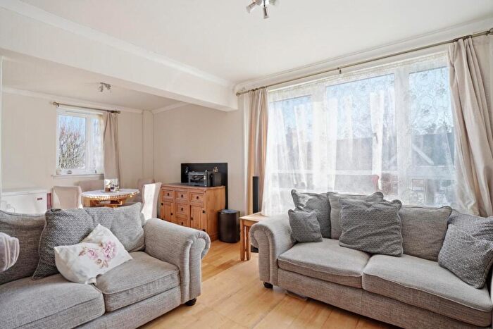 3 Bedroom Maisonette For Sale In Talfourd Road, Peckham, London, SE15