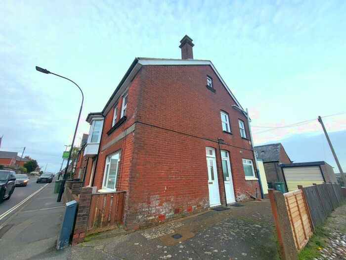 2 Bedroom Apartment To Rent In Hunnyhill, Newport, PO30