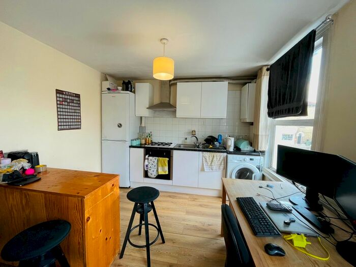 2 Bedroom Flat To Rent In Santley Street, London, SW4