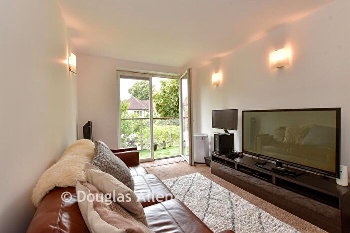 1 Bedroom Flat For Sale In High Road, South Woodford, E18