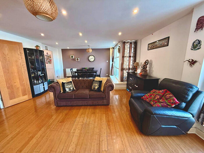 2 Bedroom Flat For Sale In Barrier Point Road, London, E16