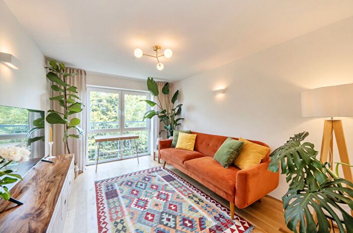 1 Bedroom Flat For Sale In Montague Close, Barnet, EN5