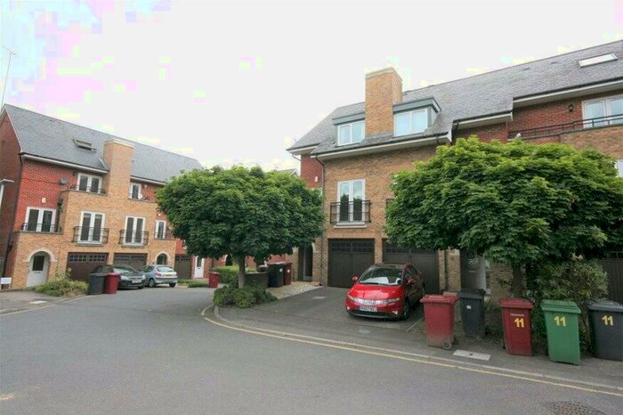 3 Bedroom House To Rent In Iliffe Close, Reading, RG1