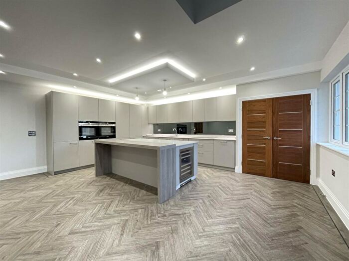 4 Bedroom Flat To Rent In Waterhouse Lane, Kingswood, KT20