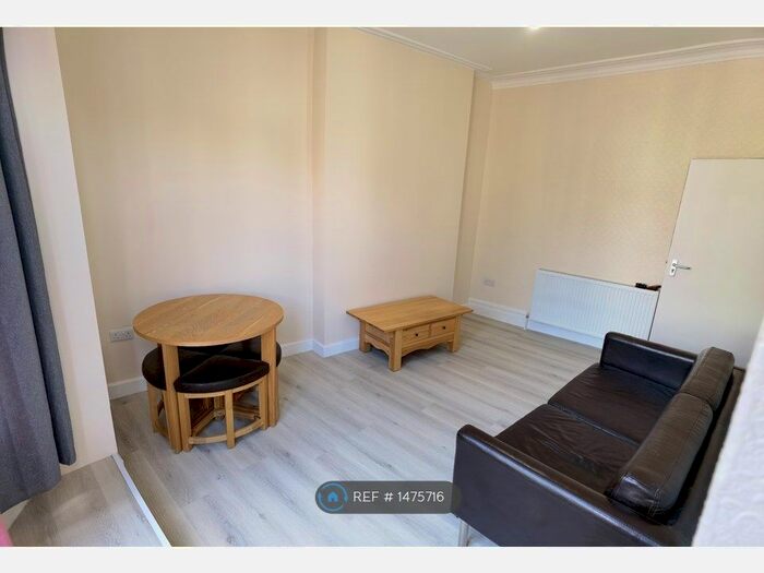 4 Bedroom Flat To Rent In Pen-Y-Lan Road, Cardiff, CF24