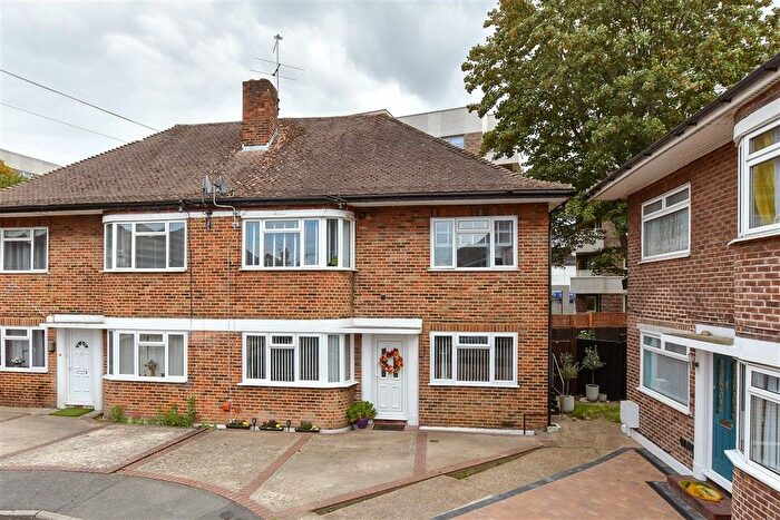 2 Bedroom Maisonette For Sale In Falcourt Close, Sutton, Surrey, SM1