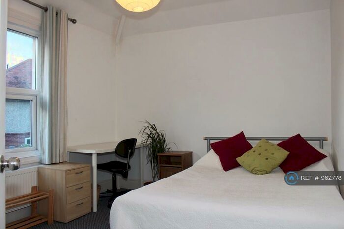 5 Bedroom Semi-Detached House To Rent In Langhorn Road, Southampton, SO16