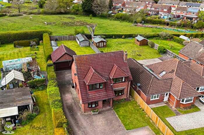 4 Bedroom Detached House For Sale In Fairlawn Road, Tadley, Hampshire, RG26