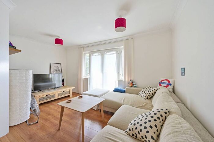 1 Bedroom Flat To Rent In Clockhouse Place, Putney, London, SW15