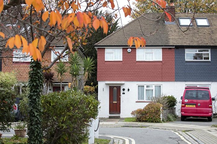 3 Bedroom Semi Detached House For Sale In Maldon Close, Camberwell, SE5