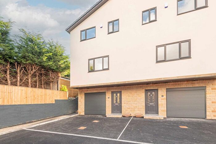 4 Bedroom Semi-Detached House To Rent In Valley Road, Dewsbury, WF12
