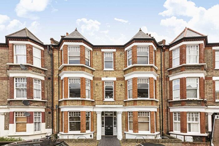 3 Bedroom Flat To Rent In Edgeley Road, Clapham, SW4