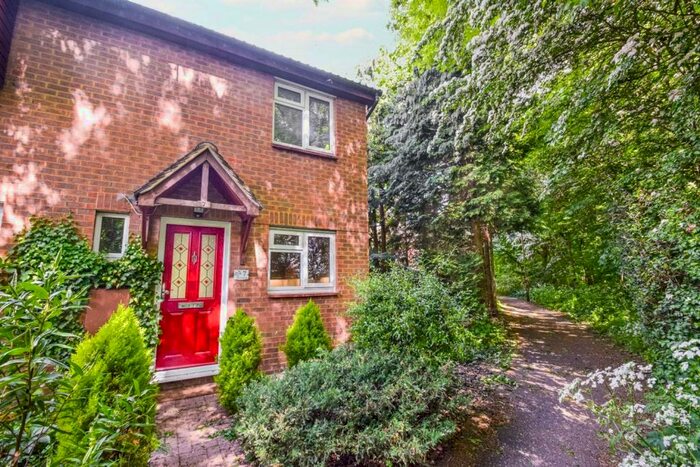 3 Bedroom Semi-Detached House To Rent In Bedroom Semi Detached House In Brentwood, CM13