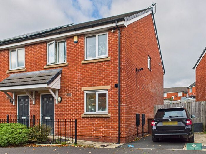 3 Bedroom Semi-detached House For Sale In Eastcote Avenue, Oldham, OL1