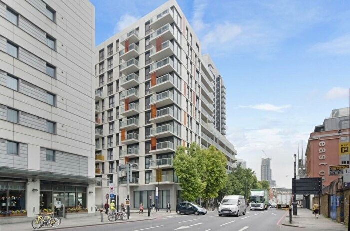 3 Bedroom Apartment To Rent In Kensington Apartments, Cityscape, London, E1