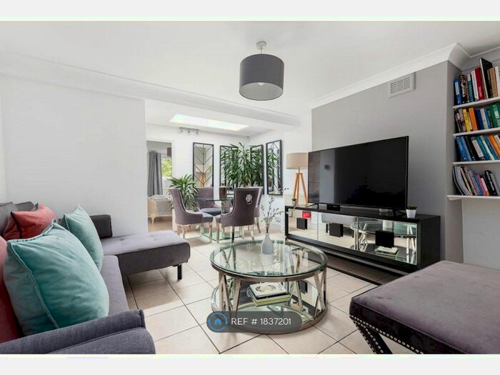 2 Bedroom Flat To Rent In Clapham Road, London, SW9