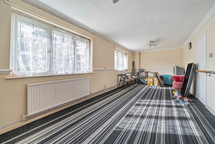 2 Bedroom Detached Bungalow For Sale In Cranford Park Drive, Yateley, Hampshire, GU46