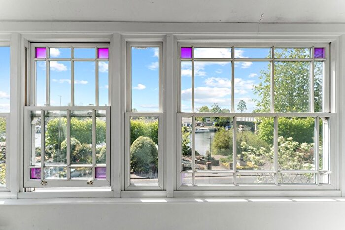 2 Bedroom Flat For Sale In Laleham Road, Staines-Upon-Thames, TW18