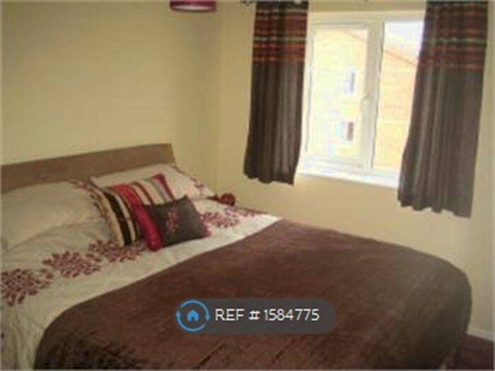 2 Bedroom Flat To Rent In Redford Close, Feltham, TW13