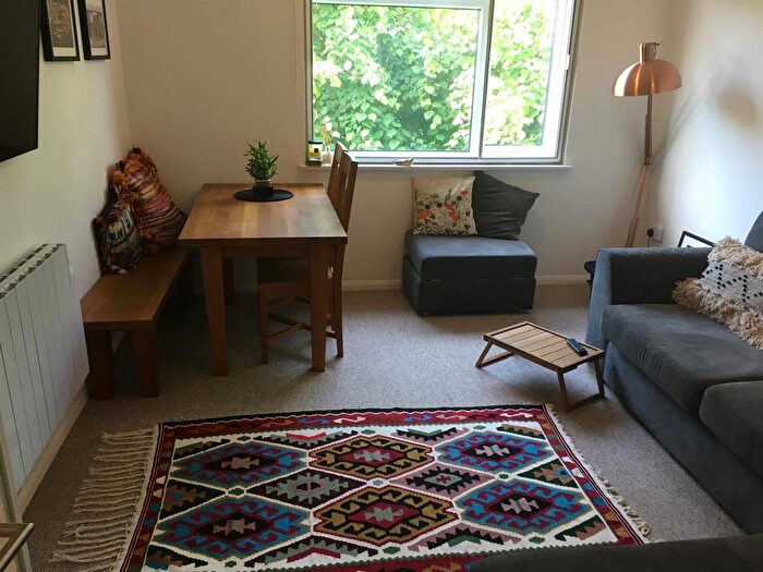 2 Bedroom Flat For Sale In Garratt Lane, London, SW17