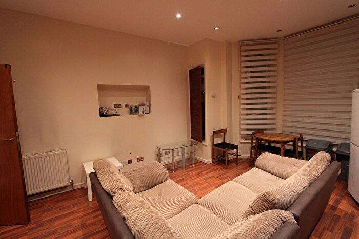 3 Bedroom Flat To Rent In Alderbrook Road, London, SW12