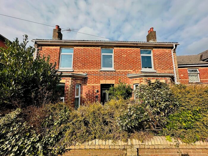 2 Bedroom Flat To Rent In Kemp Road, Winton, Bournemouth, BH9