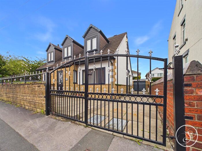 4 Bedroom Detached House For Sale In South End Avenue, Leeds, LS13