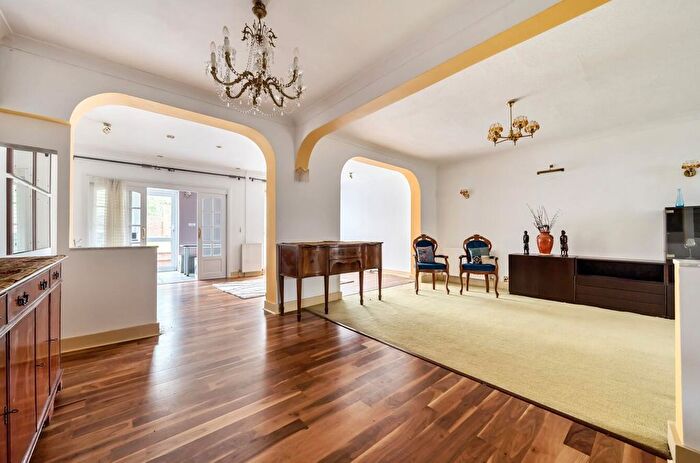 5 Bedroom Semi-detached House To Rent In Walmington Fold, Woodside Park, N12