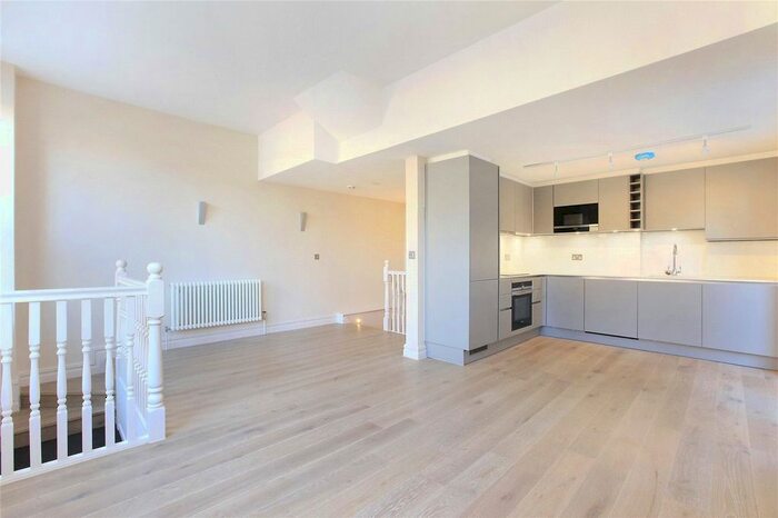 2 Bedroom Flat To Rent In Clapham Common North Side, Battersea, London, SW4