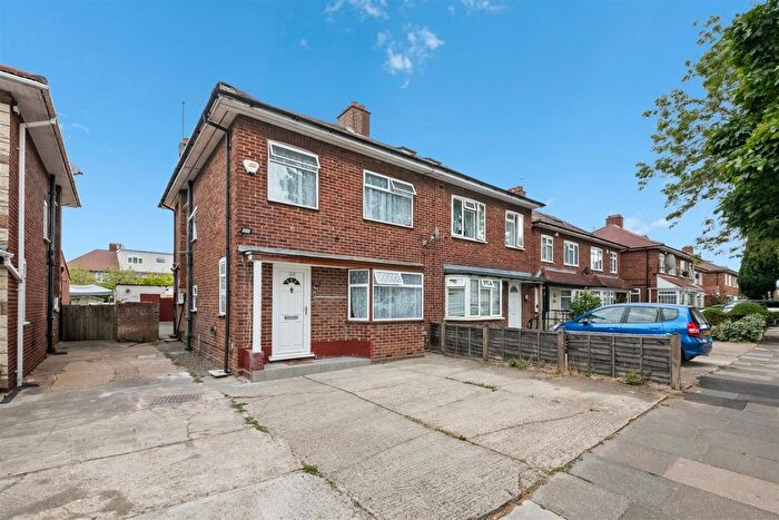 3 Bedroom Semi-Detached House For Sale In Kingshill Avenue, Northolt, UB5