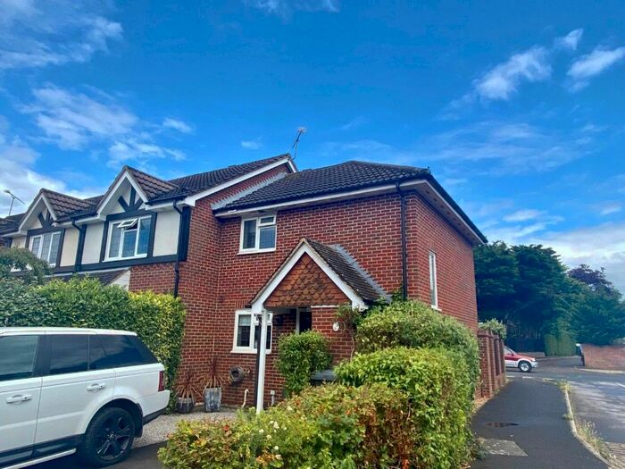 2 Bedroom Property To Rent In Manor Farm Close, Ash, Aldershot, GU12