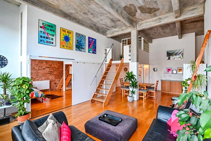 3 Bedroom Flat For Sale In Theydon Road, Clapton, London, E5