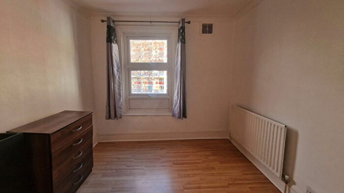 2 Bedroom Flat To Rent In Burdett Road (Top Floor Flat), Mile-End, E14