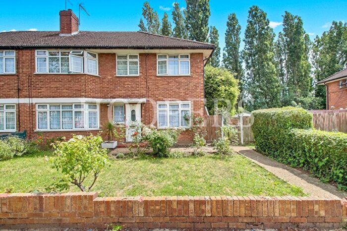 2 Bedroom Maisonette For Sale In Birchen Grove, London, NW9
