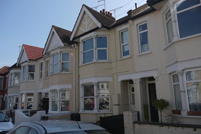 1 Bedroom Flat To Rent In Westcliff On Sea, SS0