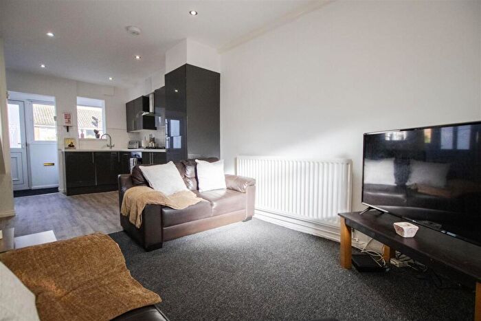 5 Bedroom House To Rent In Fladbury Crescent, Birmingham, West Midlands, B29