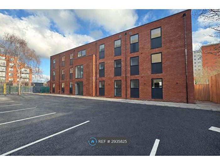 3 Bedroom Flat To Rent In Axstone House, Slough, SL2