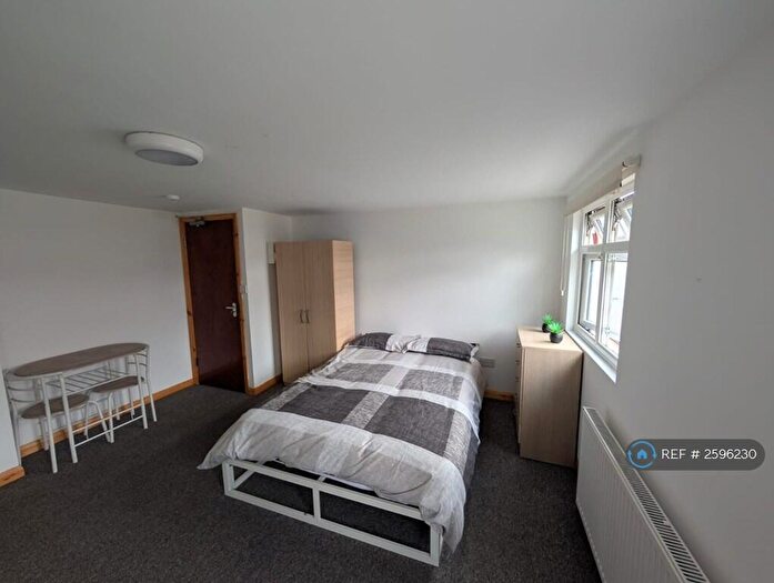 Studio To Rent In Norfolk Avenue, London, N13