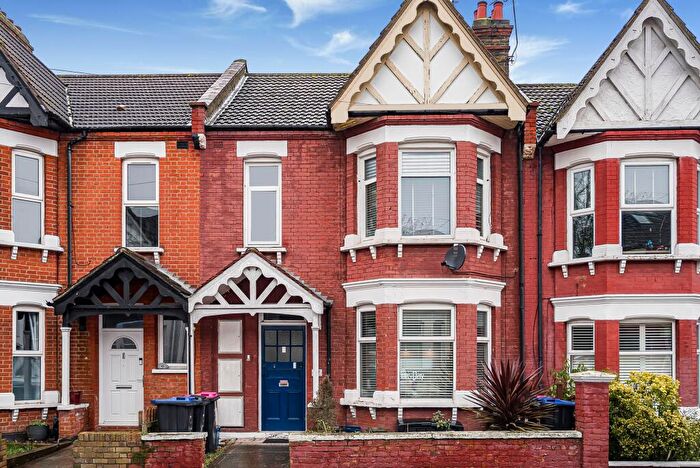 1 Bedroom Flat For Sale In Silverdale Avenue, Westcliff-On-Sea, SS0